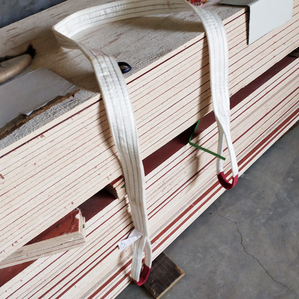 白色吊裝帶吊裝三合板現(xiàn)場(chǎng)圖片